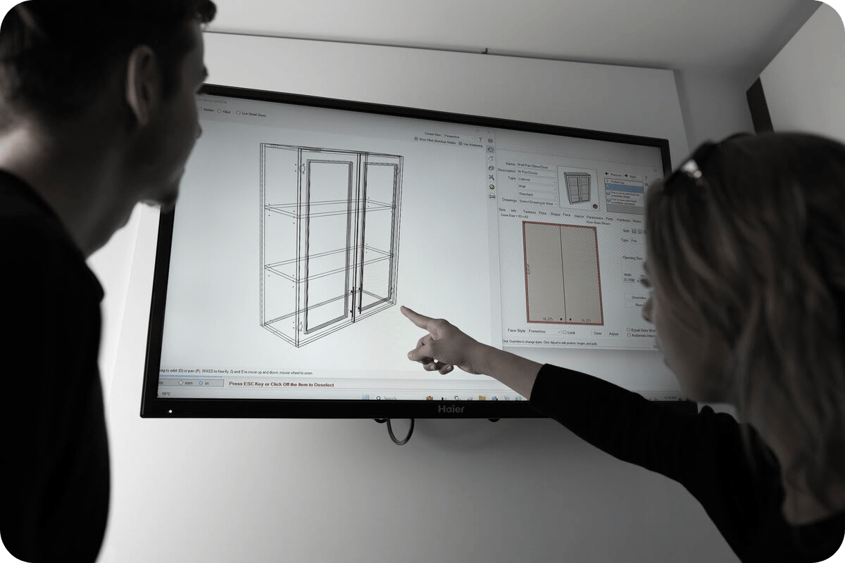 Two colleagues are looking at the screen